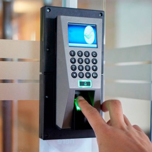 Sistema de conserjería digital para condominios con control de acceso - Gitech