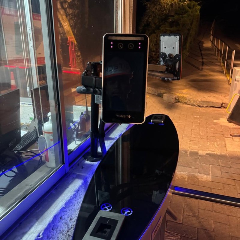 Sistema de control de acceso biométrico con reconocimiento facial instalado por Gitech en La Serena y Coquimbo