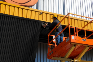 Técnico Gitech realizando mantenimiento de cámaras de seguridad en plataforma elevadora